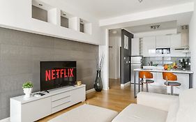 Cozy Family Apartments With Balcony Near Zlote Tarasy